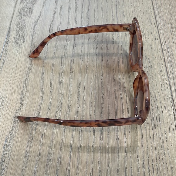 Oversized Tortoise Sunglasses - Picture 4 of 5